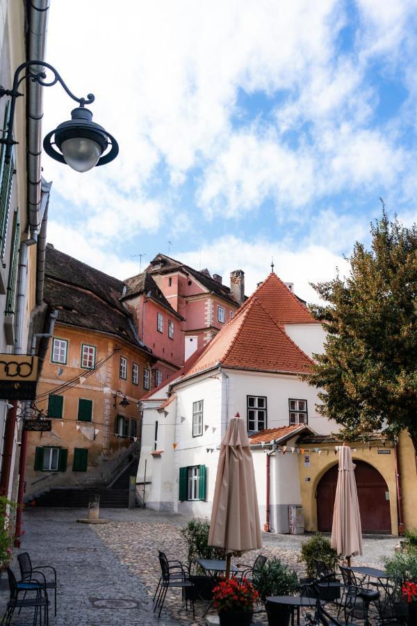 Charming Studio Ideal For Getaways Or Workations In Sibiu'S Medieval City Center المظهر الخارجي الصورة